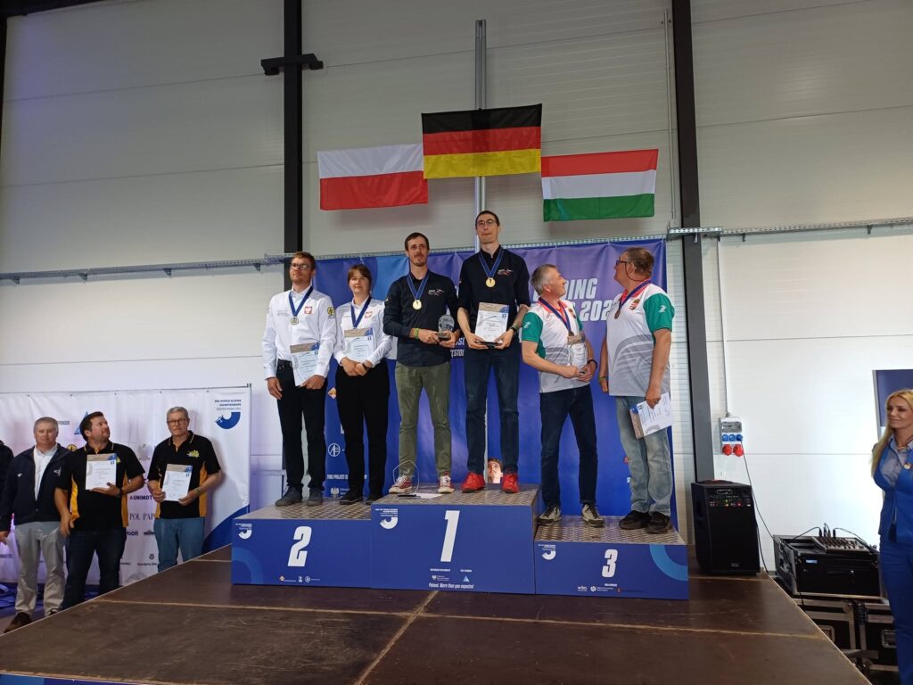 Finaliści Klasy Wielomiejscowej na podium. Fot: via AP