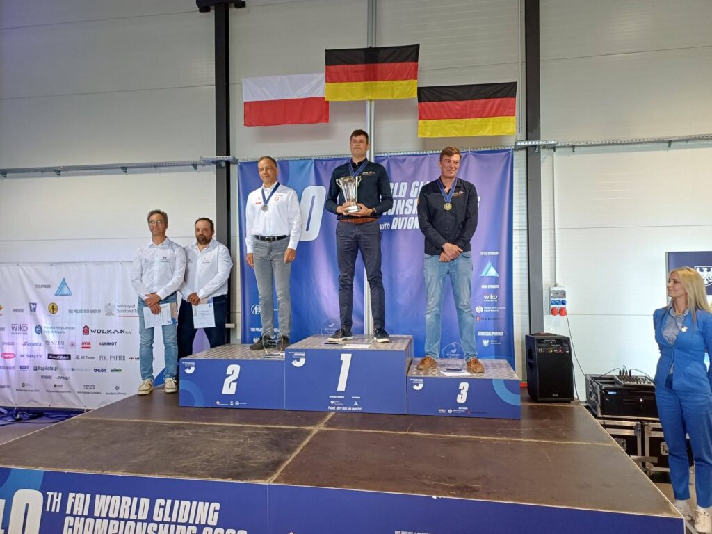 Finaliści Klasy Otwartej na podium. Fot: via AP
