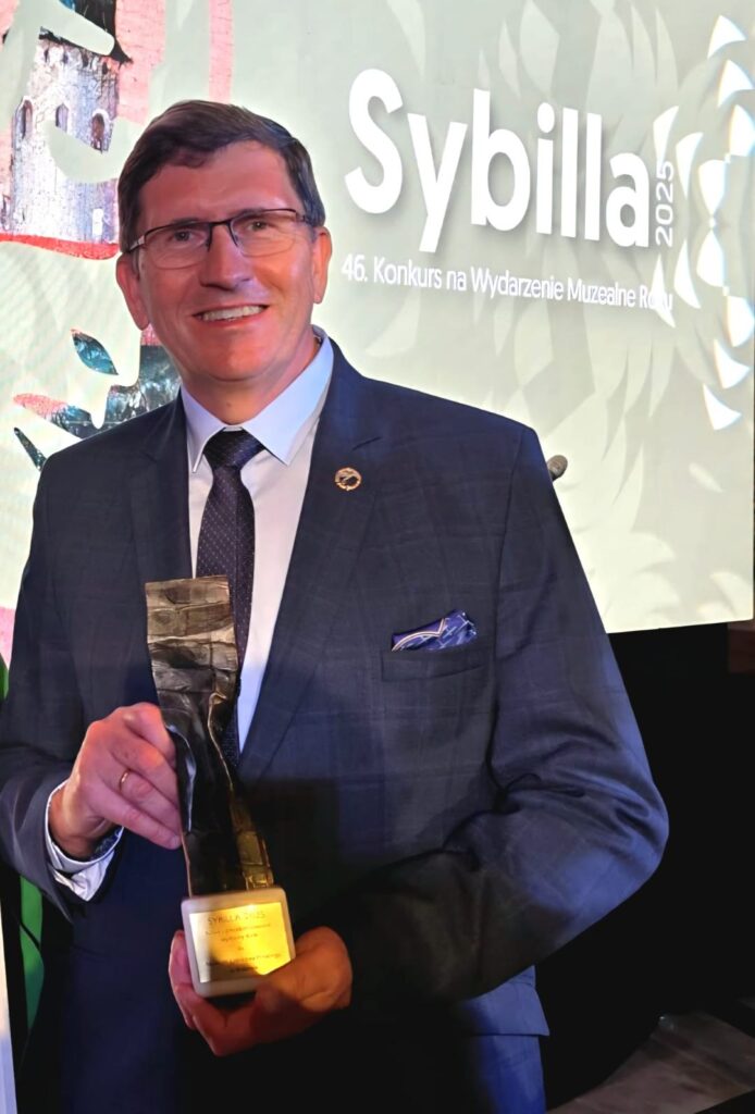 Tomasz Kosecki, Dyrektor Muzeum Lotnictwa Polskiego w Krakowie ze statuetką Sybilli. fot. Agnieszka Kosecka